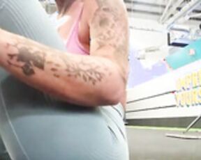 YourMommyBlair get horny in gym