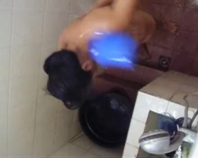 La Empleada Banandose en el patio