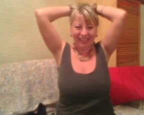 Elenn1 squeezing her juice boobs