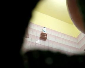 espiando ala prima en la ducha