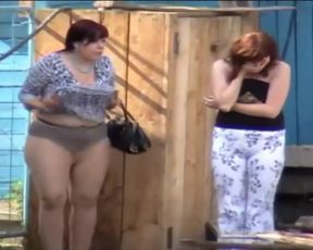 En La Calle orinando