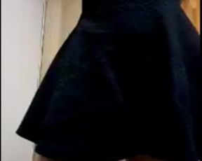 CHICA EN FALDA TRANSMITIENDO EN FB LIVE