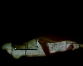 espiando a la becina por un agujero