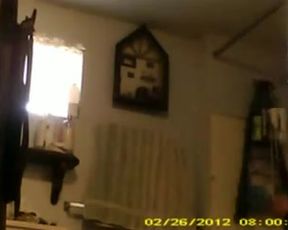 Espiandola en su havitacion