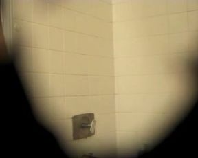 Espiando a una chinita en la ducha 2