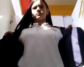 Me informa desde el baño de la prepa que trae la