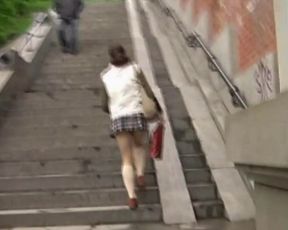 Hermosa Japones Espiandola Y no Trae Calzones