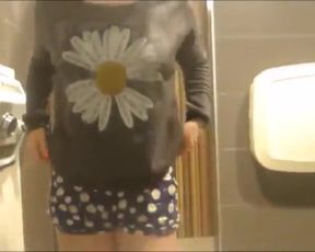 En el Bano de la Gasolinera y Le Mando Su Video