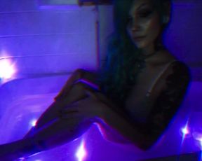 b@bym€t@l light play in bath