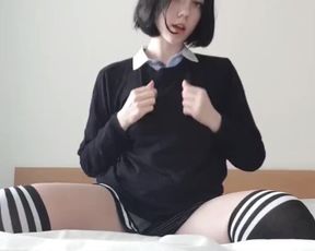 Elles plays with a lolipop