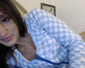 Sextwoo strips and masturbate