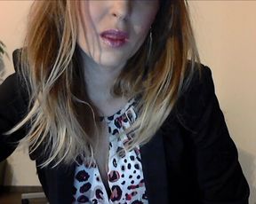 Carla_xxx plays in office