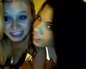 2 hot frienda share a cock on cam