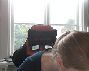 She sucks during stream